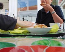 Cafebord på Cafe Ibsen i Grimstad – minutt for minutt
